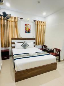 Säng eller sängar i ett rum på DINH DINH 2 AIRPORT HOTEL