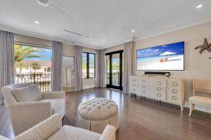 Μια τηλεόραση ή/και κέντρο ψυχαγωγίας στο Venice of America Heated Pool Canal View Access Mimosa Key VlLLAS