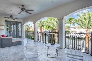 Μπαλκόνι ή βεράντα στο Venice of America Heated Pool Canal View Access Mimosa Key VlLLAS