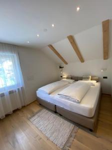 una camera da letto con un grande letto in mansarda di Ciasa Parom a San Cassiano