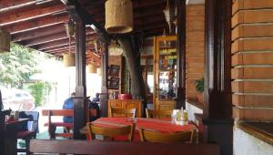 Un comedor con una mesa y algunas sillas. en Apart Hotel Golden Line, private property rm 214, en Golden Sands