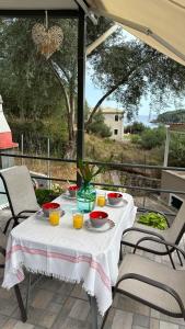 Una mesa con comida y bebidas en un patio. en Eolos Villa, en Parga