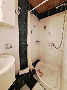 A bathroom at Moonstone Seafront Suite