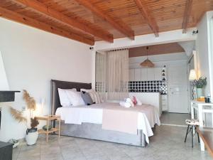 A bed or beds in a room at Moonstone Seafront Suite