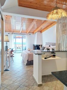 A kitchen or kitchenette at Moonstone Seafront Suite Még 22 kép