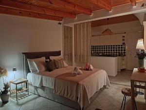 A bed or beds in a room at Moonstone Seafront Suite