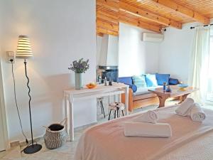 A bed or beds in a room at Moonstone Seafront Suite