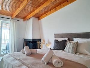A bed or beds in a room at Moonstone Seafront Suite