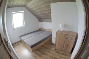 a small bedroom with a bed and a window at Hibiskus - domki letniskowe in Jastrzębia Góra