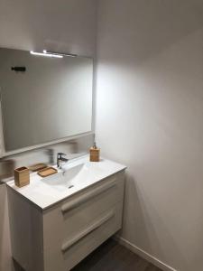 CouvainsGîte de l'hôtel Castel的带水槽和大镜子的浴室 更多15张照片