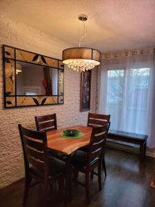 Φωτογραφία από το άλμπουμ του Charming Home, 15 Minutes to the Parliament σε Gatineau