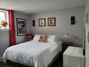 Ένα ή περισσότερα κρεβάτια σε δωμάτιο στο Charming Home, 15 Minutes to the Parliament