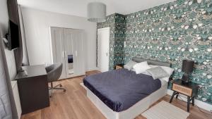 巴尔金Comfy Double En-suite room in Barking的卧室里有一张床和一张书桌