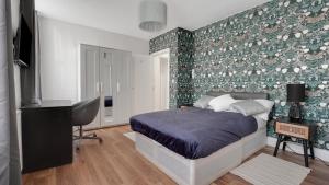 巴尔金Comfy Double En-suite room in Barking的带床和书桌的卧室
