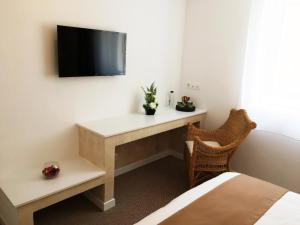 TV a/nebo společenská místnost v ubytování Csiki Hotel