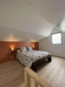 a bedroom with a bed and a window at Maison proche des plages du DDay in Houesville