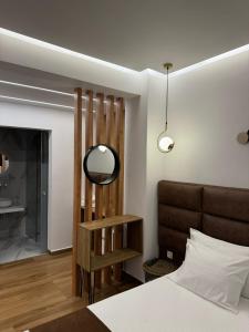 萨兰达Ansi Paradiso Apartaments的卧室里有一张床，墙上有一面镜子