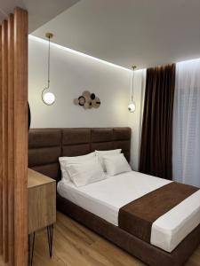 萨兰达Ansi Paradiso Apartaments的一间卧室配有床,楼上有两盏灯