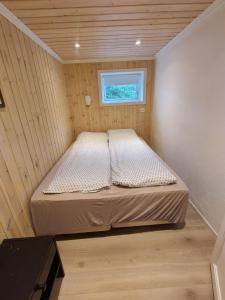En eller flere senger på et rom på Koselig liten leilighet med hyggelig uteplass