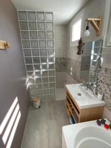 ein Badezimmer mit Waschbecken und Spiegel in der Unterkunft Maison 6 pers - 3ch à Saint Hilaire de riez classé 3 Etoiles in Saint-Hilaire-de-Riez