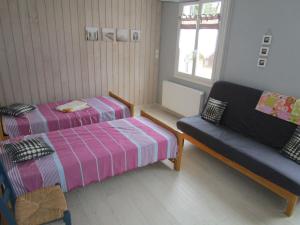 ein kleines Zimmer mit 2 Betten und einem Sofa in der Unterkunft Maison 6 pers - 3ch à Saint Hilaire de riez classé 3 Etoiles in Saint-Hilaire-de-Riez