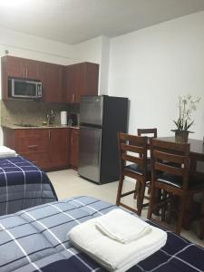 Una cocina o kitchenette en Ocean Front Resort Studio