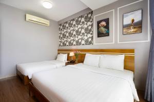 Postel nebo postele na pokoji v ubytování Lucky Star Hotel 266 De Tham