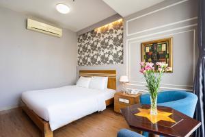 Postel nebo postele na pokoji v ubytování Lucky Star Hotel 266 De Tham