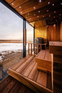 uma sauna com vista para o oceano em Umi Hotel em Skógar
