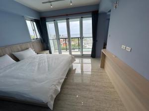 Postel nebo postele na pokoji v ubytování 那界灣海景民宿 Dulan Najie Bay Inn