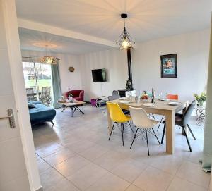 Un comedor y una sala de estar con mesa y sillas. en La Belle Paimpolaise, en Paimpol