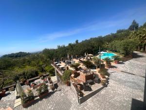 einen Luftblick auf ein Resort mit einem Pool in der Unterkunft B&B Dimora dell' Etna in Milo
