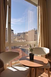 アテネにあるアレトゥサ ホテルの窓から市街の景色を望む客室です。
