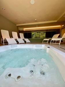 Bazén v ubytování Vital Hotel Flora nebo v jeho okolí