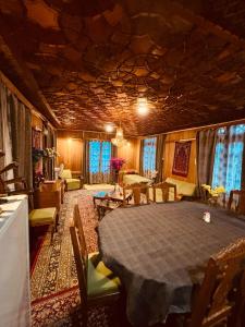 Khu vực ghế ngồi tại Lucky Kashmir Heritage Houseboat