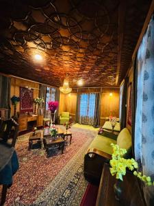 Khu vực ghế ngồi tại Lucky Kashmir Heritage Houseboat
