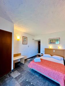 Postel nebo postele na pokoji v ubytování Karteros Hotel