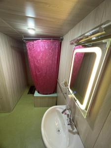 Phòng tắm tại Lucky Kashmir Heritage Houseboat