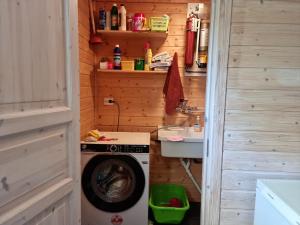 Un baño con lavadora y lavabo. en Feriehus - Øksnevik lindesnes, en Grønsfjord 40 fotos más