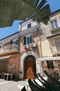 泰尔莫利DeA ApartRooms的前面有一堆椅子的建筑