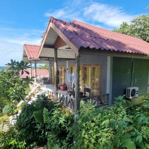 a small house with a wrap around porch at Lanta MSD House 1 in Ko Por