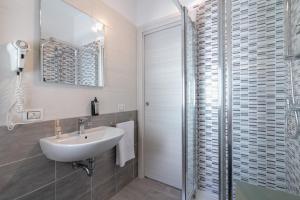 泰尔莫利DeA ApartRooms的浴室配有洗手池和玻璃淋浴房 更多103张照片