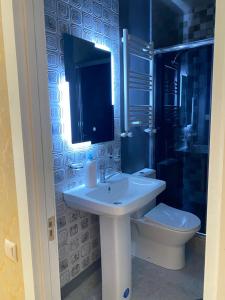 La salle de bains est pourvue d'un lavabo et de toilettes. dans l'établissement K&N Guesthouse, à Tbilissi