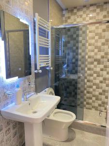 トビリシにあるK&N Guesthouseのバスルーム(洗面台、トイレ、シャワー付)