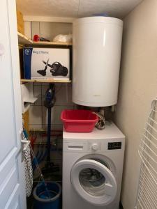 una lavatrice con un serbatoio sopra di La Roteirolle a Réotier