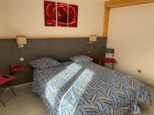una camera da letto con un letto e un quadro sul muro di La Roteirolle a Réotier