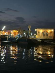 Tầm nhìn suối chảy gần thuyền