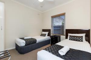 Amaroo Motel Tumuts Best Accommodation客房内的一张或多张床位