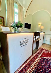 een kamer met een bordje waarop staat 'chandan darboro' bij Château D'Apigné Rennes in Le Rheu