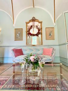 een woonkamer met een bank en een glazen tafel bij Château D'Apigné Rennes in Le Rheu +43 foto's